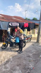 Bhabinkamtibmas Kelurahan Karang Berombak Aipda R. Ompusunggu berbagi Jumat Berkah